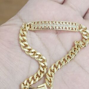 Luxurious Gold Bracelet with Sparkling Accents